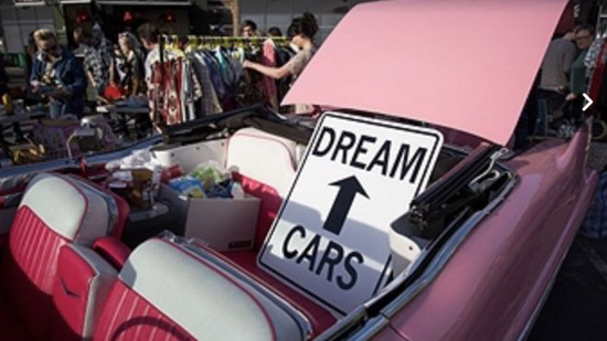 Image copyrightGETTY IMAGESImage caption原来古董车后备箱里也能充满时尚。