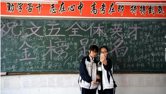 6月4日，学生在教室里合影留念。