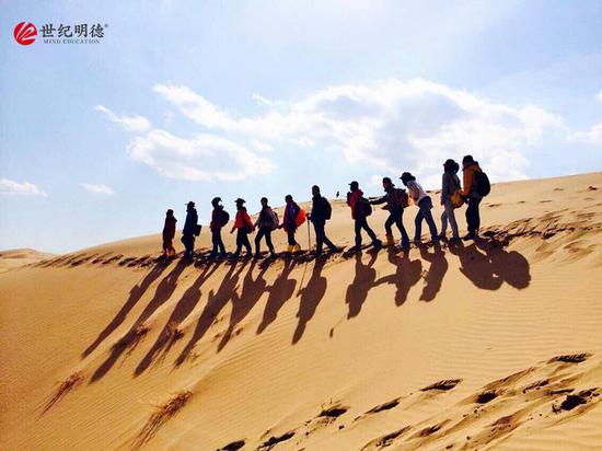 世纪明德毕业旅行·营员在内蒙古库布齐沙漠