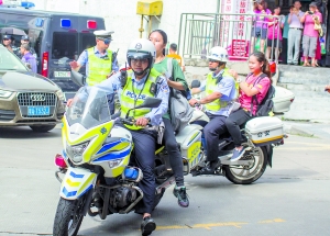 广州市47中考点，交警将在五山路求助的考生送达考场。