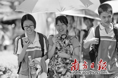 又是一年高考时，珠海市一中考点，语文考试结束后考生陆续走出考场。南方日报记者 王荣 摄