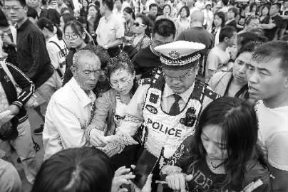 长春，一位执勤交警拾到了考生准考证 　　这样的场景，昨天许多地方都在上演