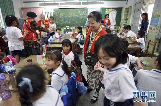 台湾小学生与独居老人共度“温馨祖孙日”。（资料图）