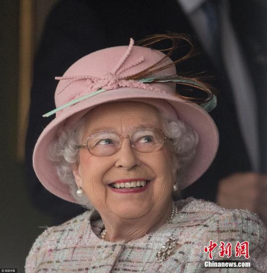 资料图:当地时间2018-08-22是现任英国女王伊丽莎白二世91岁的生日,伦敦多个地标举行鸣枪礼庆祝,向这位全球在位最久的君主致意。当天,在英国纽伯里,英国女王伊丽莎白二世来到纽伯里马场观看赛马,庆祝91岁生日。