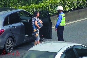 梁女士抱着孩子向辅警求救