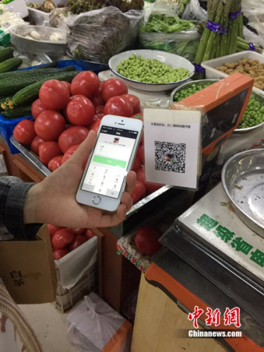 资料图：市民买菜时使用手机流量进行支付结账。中新网 吴涛 摄