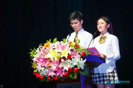 擔任本次畢業典禮主持的是中加國際高中學生李維庭和劍橋國際高中學生胡澤鋆