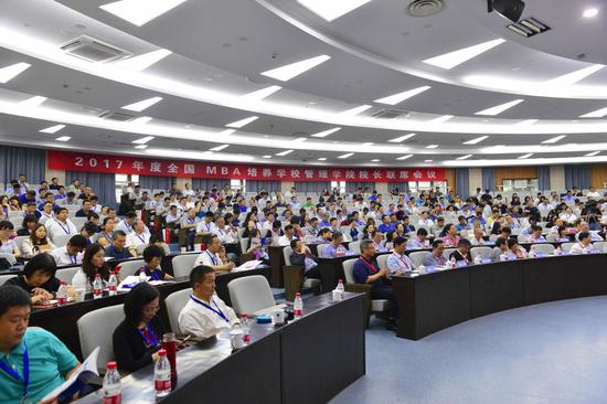 王瑞华院长代表央财在会议上分享MBA办学经