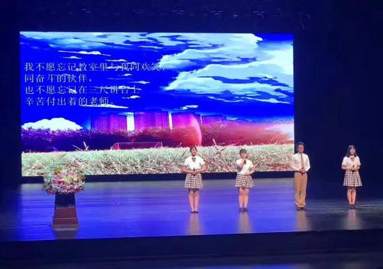 2017屆畢業生代表發表畢業感言 （左起：郭孟琦 任夏娜 陳子熙 沈佳）
