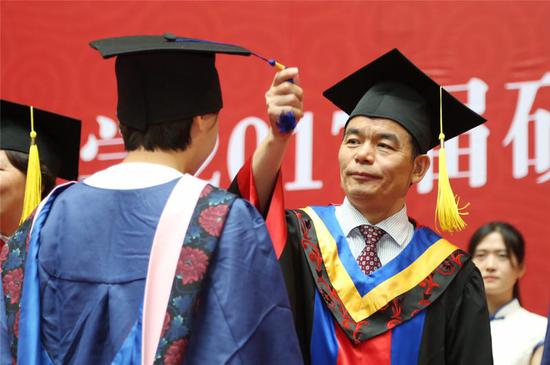 2017届研究生毕业典礼暨学位授予仪式隆重举行