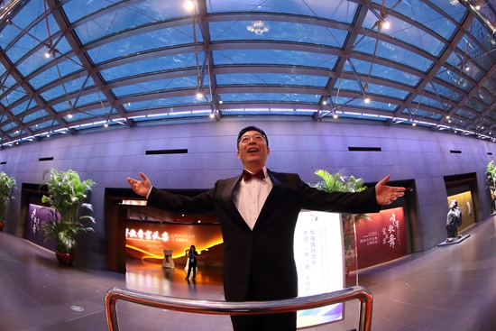 在国家大剧院，许德昌老师正在指挥“一带一路”国际合作高峰论坛的迎宾演出。国家大剧院供图