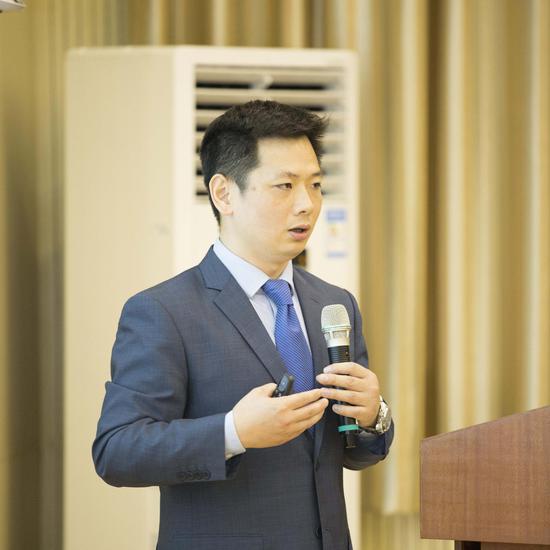 商学院组织与人力资源管理系主任朱飞教授发表演讲