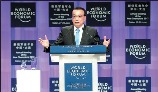 Premier Li Keqiang delivers the keynote speech at the Summer Davos in Dalian on Tuesday.Wu Zhiyi / China Daily