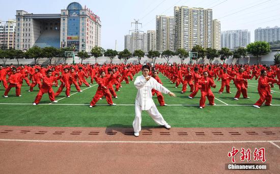 6月28日，山东济南育贤第二小学的400余名学生习太极拳健身。 中新社记者 张勇 摄