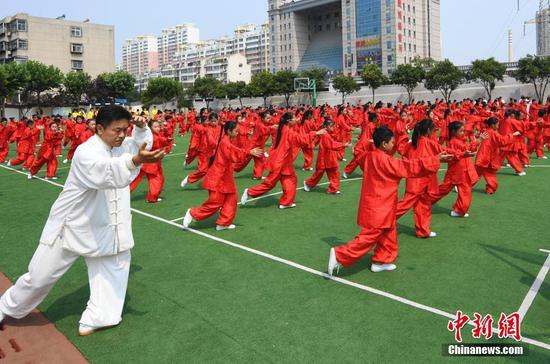 6月28日，山东济南育贤第二小学的400余名学生习太极拳健身。 中新社记者 张勇 摄