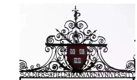 哈佛大学校门上的校徽——"真理"的拉丁文