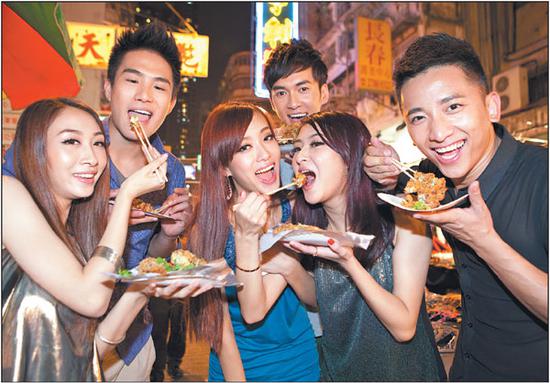除了发胖、长痘 再给你五个戒掉宵夜的理由 Study: Why you shouldnt eat late at night 期末考试到了,在宿舍通宵复习的你是不是总喜欢晚上来杯泡面?工作很晚回家,你会不会忍不住点一份重口味的外卖,犒劳一下自己。也许,宵夜会满足你的味蕾,但是与美食相比,你有没有注意过宵夜对身体的危害?除了发胖、长痘,深夜进食还会破坏记忆力、引发心脏疾病、导致胃酸倒流等等。了解了这些,你还敢吃宵夜吗? Science says you need to stop you