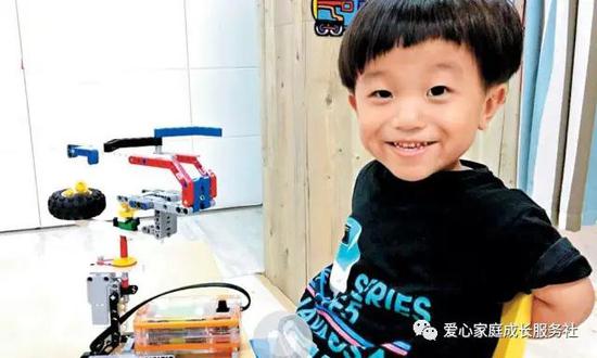 侏儒症儿童入国际学校后开始逆袭人生