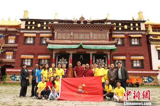 海外华侨华人子女走进塔公寺。　马强　摄