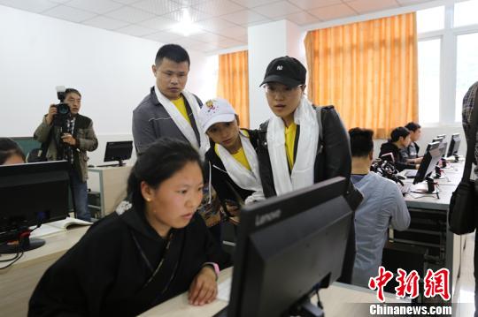 海外华侨华人子女参观四川省藏文学校。　马强 摄