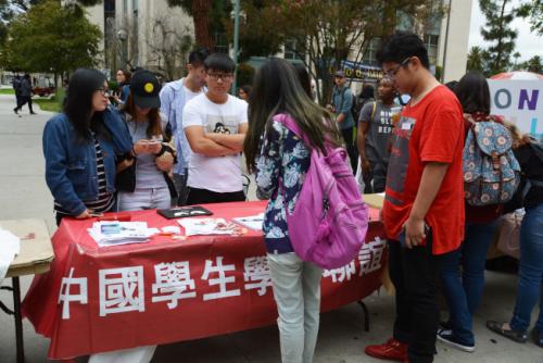 今秋中国留学生注册率下滑2%。巴沙迪那学院中国学生会为新同学提供服务信息。(美国《世界日报》/记者丁曙 摄)