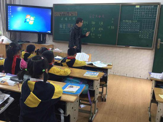 郑新启正在讲课。 受访者供图 由学校拍摄