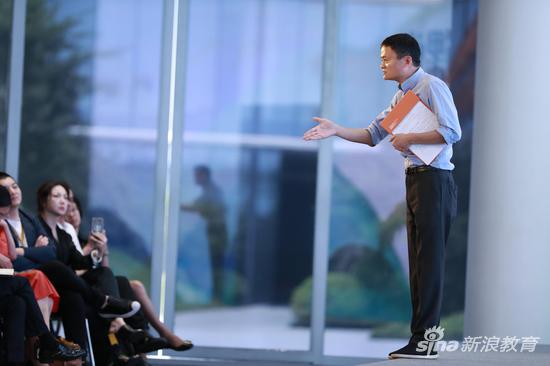 马云在新乡村校长论坛领导力课堂现场