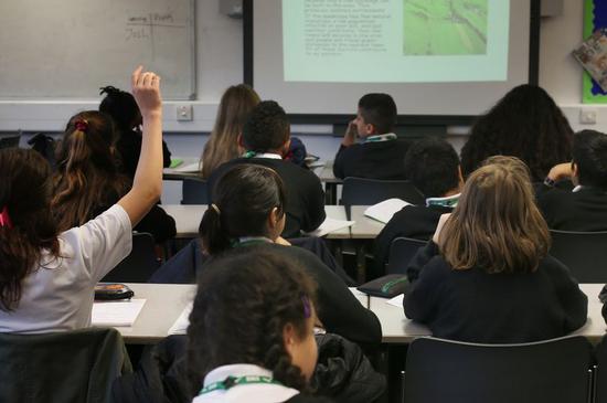英国教师数量急剧下降 或将引发教育危机
