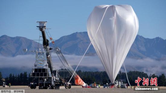 新西兰瓦纳卡机场，准备放飞的巨型超压气球。