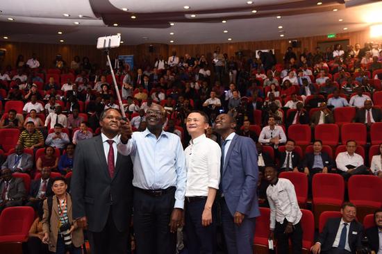 演讲结束后，很多听众跑上台与马云合影