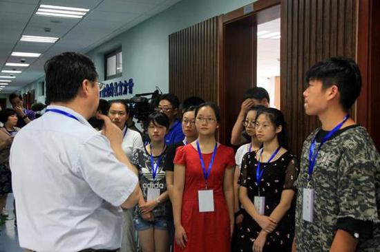 录取管理组负责人给考生介绍整体录取流程。 朱慧 摄