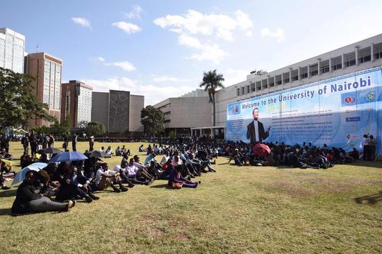 演讲太火爆，没有抢到票的当地年轻人聚集在内罗毕大学广场上，用手机看直播