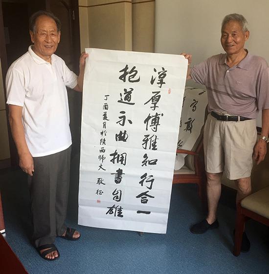 耿征(左)为新生手写的寄语:淳厚博雅,知行合一,抱道不曲,拥书自雄。