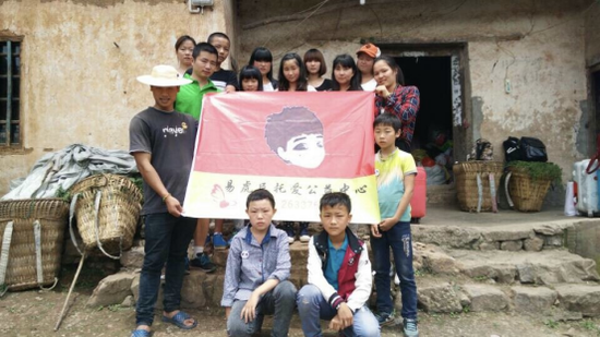 一张照片就能爆红网络 孩子想当职业网红怎么