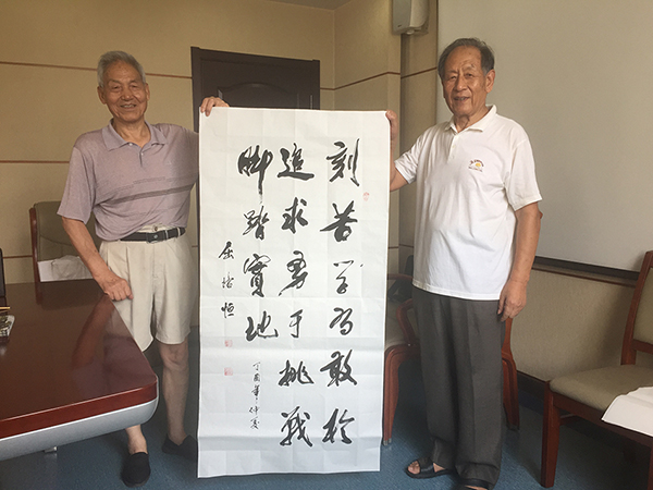 屈培恒(左)为新生手写的寄语:刻苦学习,敢于追求,勇于挑战,脚踏实地