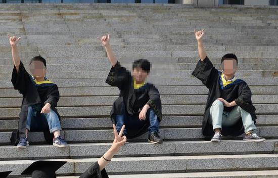 中间为李文星 资料图