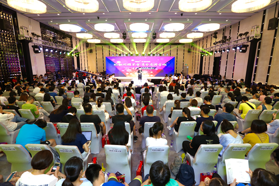 图2：典礼现场座无虚席，既有高分学员，又有前来取经的学生和家长