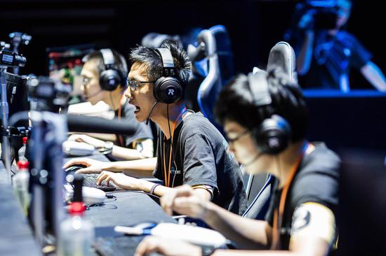 现场图 激烈战斗中的参赛选手