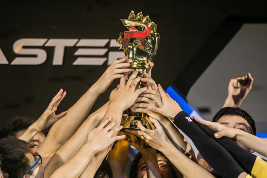 现场图 冠军队伍领奖一刻