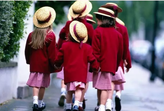 英国妈妈记录富二代生活：他们的优秀令我很担忧