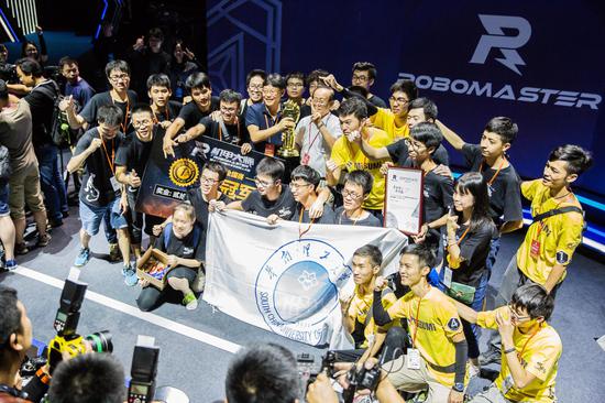 现场图 获奖的冠军队伍