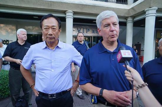 富士康创始人兼董事长郭台铭（左）美国密歇根州州长里克·斯奈德（右）