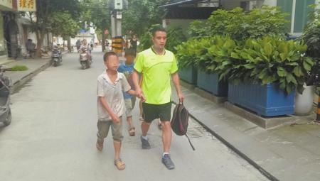 8日,杨先生将双胞胎儿子领回家