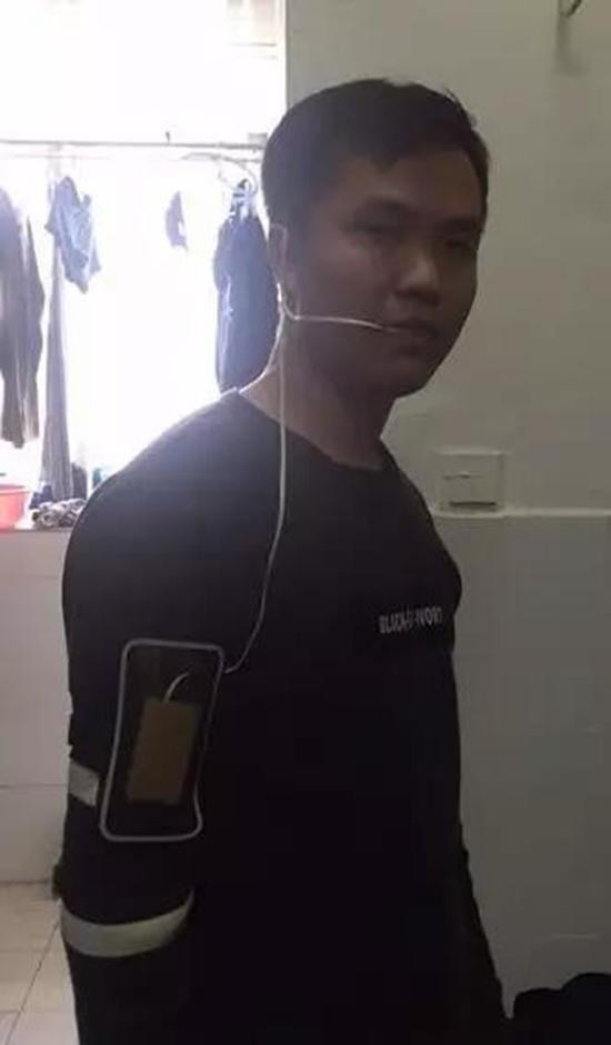 尹旭演示癫痫报警保护装置。