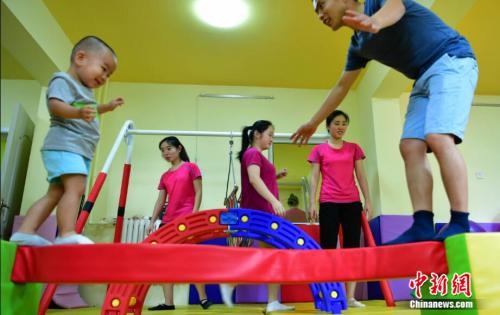 父母和孩子通过互动建立彼此信任。翟羽佳摄