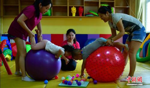 年轻父母放下手机陪伴孩子。翟羽佳摄