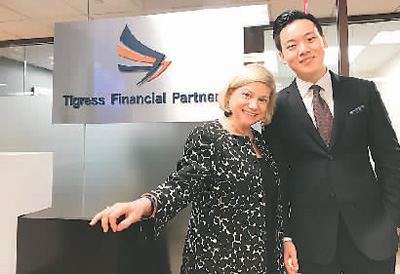 实习机会来之不易,赵新渝分外珍惜。图为赵新渝(右)实习最后一天与公司老板合影。