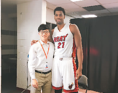 在采访篮球运动员过程中,吕宇然感受到他们的幽默和活力,也感受到他们对于中国的向往。图为吕宇然(左)和热火队球员合影。