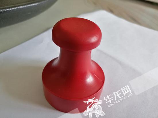网上店铺联系刻假印章，50元一枚。记者 伊永军 实习生 陈田甜 摄