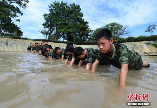 暑假期间，中国众多中小学生选择参加模拟军事拓展类的夏令营，孩子们在教官和老师带领下通过参加一系列训练锻炼体魄、磨炼意志，增强团队和感恩意识，体验不一样的“特种兵”式暑假生活。赵春亮摄